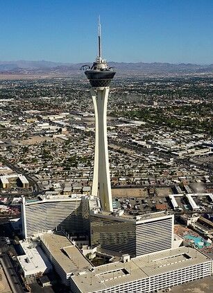 Übernachtung im The Strat, ein Hotel mit Casino, Pool weiteren Annehmlichkeiten sowie ein Aussichtsturm, in Las Vegas, Nevada, USA. Das Hotel mit 2.427 Zimmern ist vor allem für den Stratosphere Tower bekannt, das mit 350 m höchste freistehende Bauwerk der USA westlich des Mississippi. Und es hat zwei tolle Pools in großer Höhe. Und danach ging es auf den Las Vegas Stip.