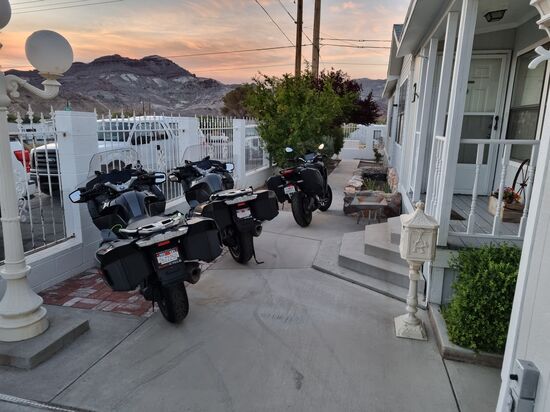 Da stehen Sie und warten auf uns, gleich geht es los nach Las Vegas.