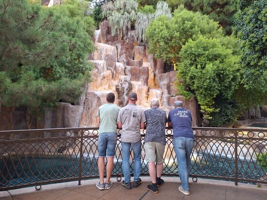 UNFASSBAR, kurze Pause zum geistigen Wiederkäuen. Einfach mal nen Wasserfall anschauen.
