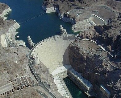 Der Hoover Dam ist eine Talsperre auf der Grenze zwischen den US-Bundesstaaten Nevada und Arizona, knapp 45 Kilometer südöstlich von Las Vegas im Black Canyon. Sein Absperrbauwerk staut den Colorado River, der hier die Grenze zwischen Arizona und Nevada bildet, zum Lake Mead auf. Der Hauptzweck der Talsperre ist die kontrollierte Wasserabgabe in Arizona, Nevada und Kalifornien; ein weiterer Zweck ist die Gewinnung elektrischer Energie. Der Name des Bauwerks bezieht sich auf den US-amerikanischen Präsidenten Herbert Hoover.