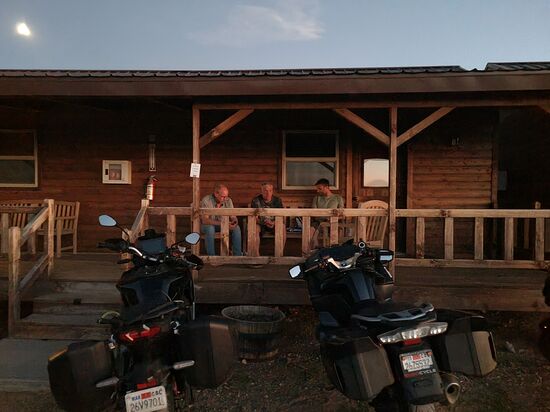 Da. sitzen wir beim wohlverdienten Abschlussbier vor unserer Cabin, eine von mehreren Holzhütten am Grand Canyon.
