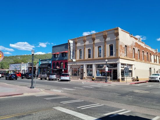 Williams, teilweise alte Westernstadt, sehenswert.