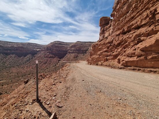 Schotterstrecke durch das Gebirge auf dem Highway 261.