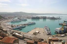 Hafen Ancona, Italien, von hier aus gehts los. Wer von hier abreisen will muss sich durch ein Wirrwarr durcharbeiten und hin und herfahren, das war der Wahnsinn. Das Boarding war dann ein Chaos.
