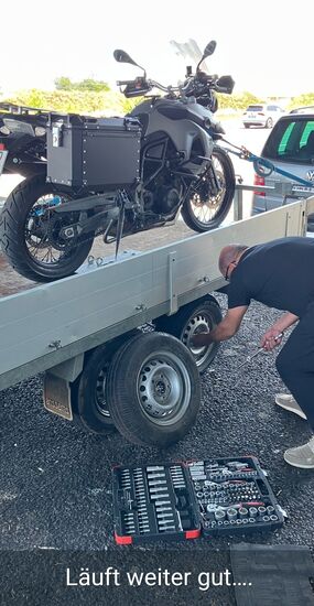 Der erste Reifen ist geplatzt, LKW Fahrer haben uns zu verstehen gegeben, dass was nicht stimmt. Nach 5 Minuten war alles erledigt, in einer Autobahnbucht bei 28 Grad. Dann kam vor Bologna ein Mörderstau, 4 Stunden Stopp and Go und nur 30 Kilometer.