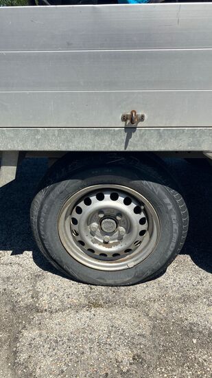 Der zweite Reifenplatzer, kurz vor dem PKW und Anhänger Parkplatz in Ancona. Da haben wir beschlossen, alle 4 Reifen durch Neue zu ersetzen. Direkt nebenan war ein Reifenhändler. Danach haben wir uns durch das Hafenwirrwarr durchgekämpft und eingecheckt. Ansonsten lief alles REIBUNGSLOS����