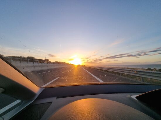 In den wunderschönen Sonnenuntergang in Richtung Rimini gefahren.