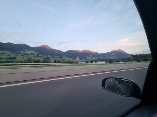 Durch den Sonnenaufgang sind die Berggipfel wie in Gold getaucht.