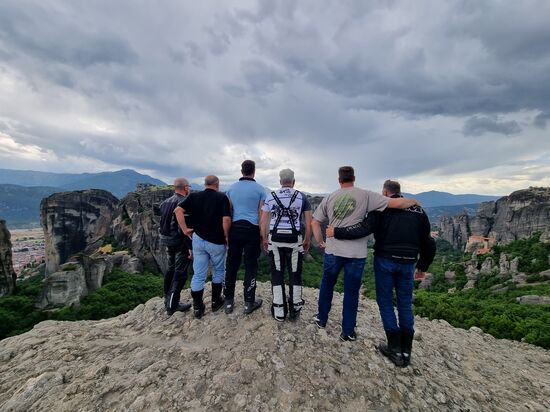 Was gehen den Jungs bloß für Gedanken durch den Kopf, keine Ahnung, aber gesehen haben Sie in dem Meteore Gebirge viel, nur sicher nicht das Bild unten, denn das war eine...