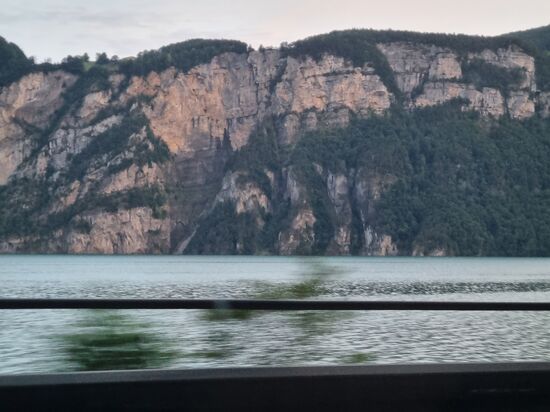 In der Schweiz auf Landstraßen am Vierwaldstätter See vorbei.