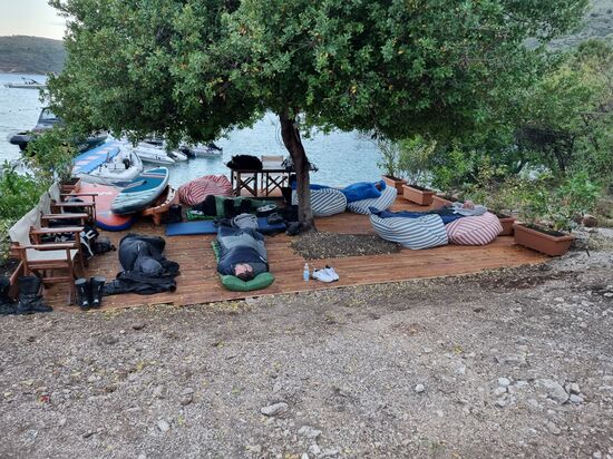 Wir haben bestimmt schon schlechter geschlafen, aber nicht oft. Kaum abgelegt ging um 1 .Uhr die Bootslipperei mit einem riesen Boot los. Sie haben es NICHT aus dem Wasser bekommen. Um 5 Uhr ging dann das Theater mit den Anglern los. Also, aufgestanden, gepackt und abgefahren zum nächsten Traumpass, dem Llogorapass. Vorher aber noch die Klosterplattform angeschaut.