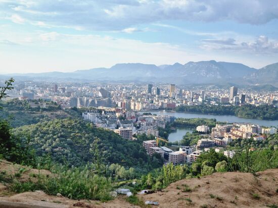 Tirana ist nach 433 Kilometern endlich erreicht, abgekämpft durch übelste Schotter und Sandpassagen und doch zufrieden und unverletzt.