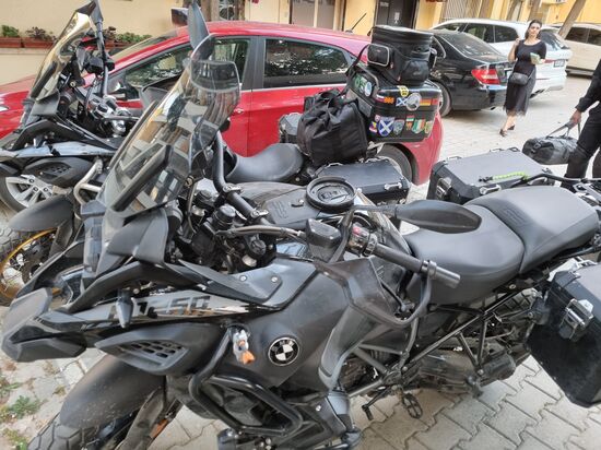 Parkplatz mitten in der City von Tirana, wird schon gut gehen.