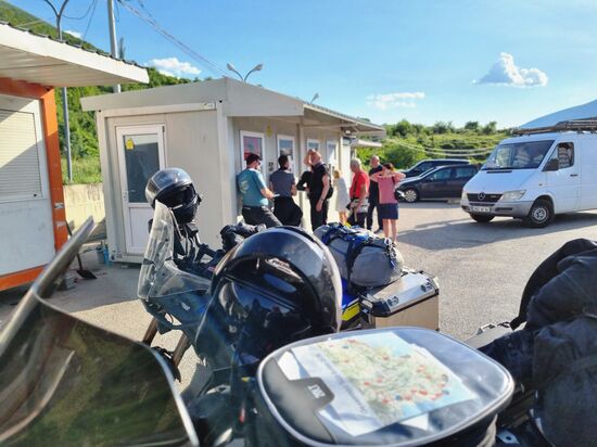 Die zweite kosoverische Grenze, an der ersten hatte das Versicherungsbüro um 15.30 schon zu.. Deshalb wurde wir an die Grenze nach Prizren geschickt um die Motorräder zu Versichern. 10 Euro pro Motorrad und 47 Kilometer in die falsche Richtung. So kam es, dass wir eine andere Route nahmen und promt in eine Strassensperre/Baustelle fuhren underst um 20 Uhr im Hostel angekommen sind. Auf dem Weg vom ersten Grenzübergang, Shishtavec, zum Zweiten, Vermice hatten wir ohne Versicherung auf Spiegelglatter Straße 4 üble Rutscher.