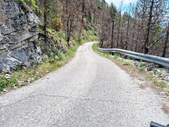 Sehr schmale Straßen aber im erträglichen Zustand, eher leichter zu fahren als erwartet. Allerdings waren viele davon sehr schmal und es war immer mit Gegenverkehr zu rechnen. Motorradfahrer haben wir aber auf der Strecke im Gebirge keine gesehen. Kein Wunder, laut Google Maps war die Strecke NICHT vorhanden. Und auch mein Navigationsprogramm, Calimoto, war nur schwer davon zu überzeugen, diese Strecke durch das Jakupica Gebirge zu fahren.