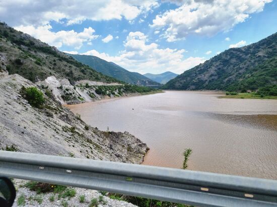 Der Mavrovo See, für uns ein wichtiges Ziel im Nationalpark, war durch die starken Regenfälle der vergangenen Tage übel braun und verdreckt.