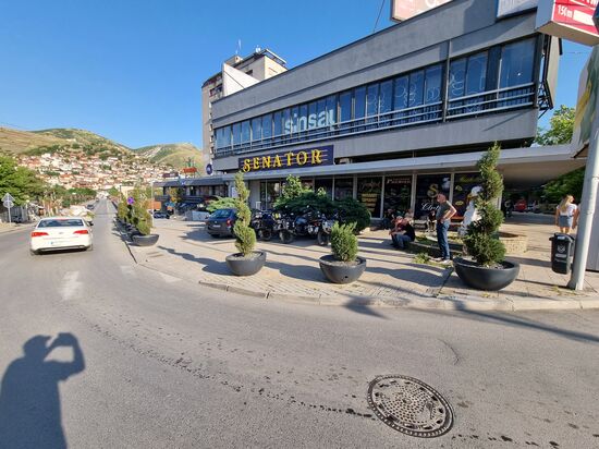 Hier rechts waren unsere Appartements, drei Doppelzimmer in sehr schönen Zustand für unglaubliche 65€ GESAMTPREIS. Die Stadt hieß Veles mitten in Nordmazedonien.