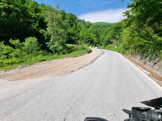 Kleines Problem noch im Kosovo, furchtbare, gefräste Längsrillen in der Fahrbahn, immer wieder Teile der Straße weggerissen.