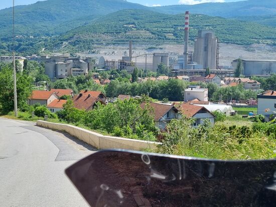 Industrieanlage am Grenzübertritt Kosovo-Nordmazedonien.