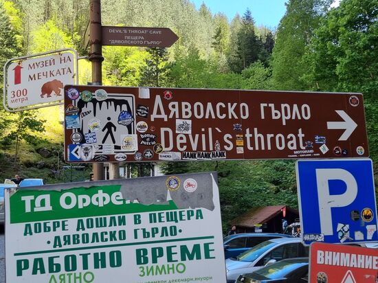 Die Teufelsrachenhöhle ist ca. 175000 Jahre alt und befindet sich ungefähr 1 Kilometer vor dem Dorf Trigrad. Sie wurde 1961 entdeckt und danach begehbar gemacht. Eine Legende besagt, dass hier Orpheus in die Unterwelt des Königreiches Hades hinabgestiegen ist um seine Geliebte Eurydike zu retten. Wir fanden die Höhle faszinierend und vor allem die Straße dahin waren durch eine tolle, schroffe Schlucht.