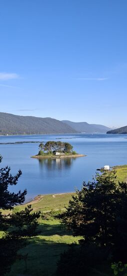 Stausee bei Dospat. Das Dorf liegt auf knapp 1400 Metern und dementsprechend kalt war es.