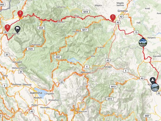Der Tag mit erstmal 193 Kilometern durch die Meteora und Gramos Gebirge an der Grenze zu Albanien war, wie erwartet, nochmal sehr hart. Es ging nach einigen Kilometern auf durchwachsenen Straßen los mit der ersten und gleichzeitig  schlechtesten, unbefestigten Strecke. Schotter, Kies, erdige Spurrillen und Wasserdurchfahrten auf über sechs Kilometern. Danach kamen zwar noch einige Schotterstrecken, aber überwiegend waren die Straßen befestigt und in misserablen Zustand mit riesigen Löchern und grossen Bodenwellen. Eine davon hat mich, da sie nich zu erkennen war, fürchterlich hochkatapultiert, sodaß ich kurzzeitig über einen halben Meter hoch vom Sattel entfernt war und nur noch mit den Händen am Lenker hing. Trotz der schlechten Straße war der Kurvenreichtum und die herrliche Landschaft ein Traum. Während der Fahrt sahen wir auch immer mal wieder das Prokletije Gebirge in Albanien mit seinem beeindruckenden höchsten Gipfel, dem Maja Jezerce mit 2694 Meter hohen, schneebedeckten Gipfel. Übernachtet haben wir in Kleidonia (Punkt 3), allerdings sind wir nach dem Einchecken noch in die Vikos Schlucht und zu den Rock Pools gefahren. Das waren dann auch noch Mal 97 Kilometer. Die Vikos Schlucht ist auch ein Unesco Weltkulturerbe. Anschließend schlossen wir den letzten Abend in Griechenland erst in einem kleinen Restaurant und dann auf der Veranda unseres Hotel Spiriduola ab. Friedhelm ging es heute etwas besser, trotz dem haben wir am Morgen entschieden, dass es besser ist wenn er gemeinsam mit Lukas eine etwas einfachere Route fährt, um dann am Nachmittag mit uns den zweiten Teil des Tages zu verbringen.