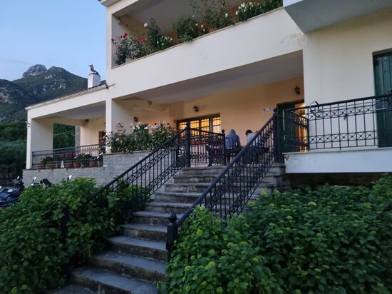 Auf der Terasse haben wir die Tage revue passieren lassen und gegen 22.30 standen plötzlich zwei junge deutsche Mädchen (19 Jahre alt) vor uns, die Ihr Hotel suchten. Nachdem Sie eingecheckt hatten, setzten Sie sich zu uns und erzählten, was Sie vorhaben. Dieses Mal mit dem Auto durch den Balkan, allgemein ist Ihr Ziel, bis Sie 25 Jahre alt sind ALLE europäischen Länder bereist zu haben. Davor kann man nur Respekt haben.