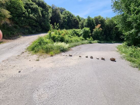 Die Warnzeichen waren eigentlich eindeutig, wir haben Sie ignoriert, da wir dachten irgendwie kommen wir durch. Der Schotterweg links wäre die Ausweichroute gewesen, wäre...