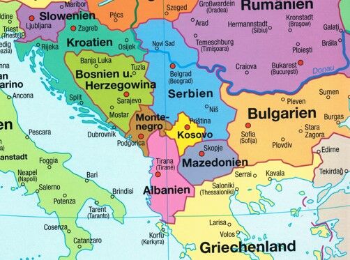 Das Bild zeigt die politischen Grenzen im Balkan. Bedenken muß man, dass Bosnien-Herzegovina, Serbien, Nord-Mazedonien, Kosovo, Albanien und Montenegro NICHT Mitglieder in der EU sind. Auch Rümänien und Bulgarien, obwohl EU Mitglieder, haben keinen Euro. Deshalb muß man im Vorfeld der Reise auch etwas Bargeld für diese Länder mitnehmen oder dort besorgen. Kreditkarte und Euro helfen oft nicht weiter. Ausser für Montenegro, die haben als offizielle Währung den EURO. Ausserdem sind Reisepass, Grüne Karte von der Versicherung und natürlich ein gültiger Führerschein unabdingbar für die Einreise in diese Länder. Dann steht einem tollen Motorradurlaub nichts mehr im Weg.