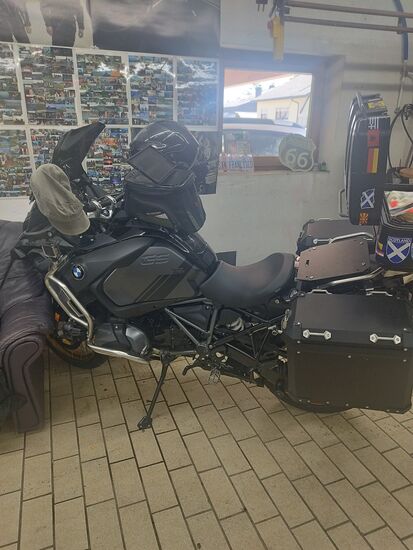 Die Vorbereitungen laufen auf Hochtouren, das Motorrad ist schon nervös.