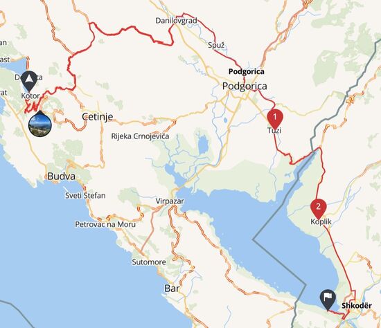 Kurvenreiche Strecke, überwiegend durch das Durmitorgebirge in Montenegro.