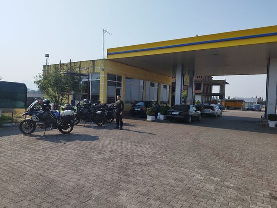 Trinkpause, kurz vor der Grenze nach Montenegro.