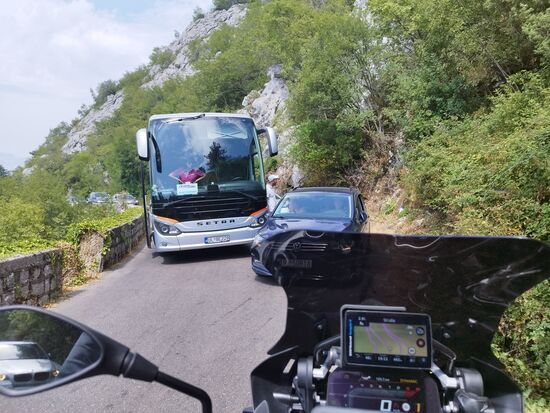 Bus verreckt, übel lange Verklemmung mit Stau.