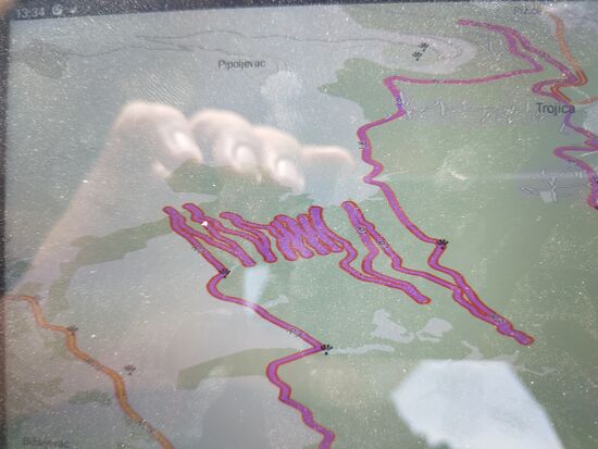 Unglaubliche Kurven hinunter nach KOTOR, nach einem kurvenreichen Tag durch Brände, üble Gebirgsstrassen, Schotter., herrliche Straßen und einer weiteren Hitzeschlacht. Bisher jeder Tag um 37°