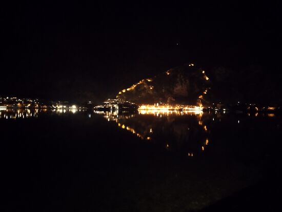 Die beleuchtete Stadtmauer, bis in die Berge.