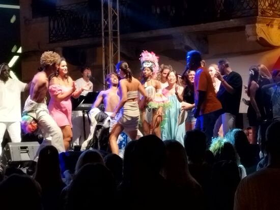 Karneval in Kotor mit einer brasilianischen Tanztruppe und einer Sängerin aus Panama.
