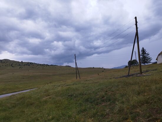 Das Gewitter auf über 1500 Metern hat uns echt Angst gemacht, deshalb Stop und untergestellt. Es hat rings um uns übel geblitzt.