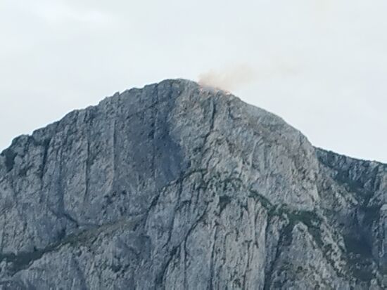 Eben hat der Blitz am gegenüberliegenden Berg eingeschlagen und sofort hat es angefangen zu Brennen.