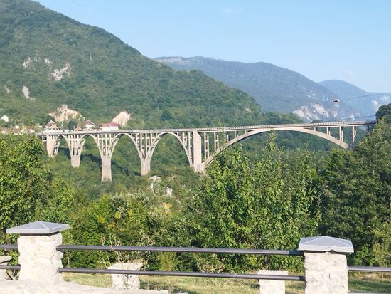 Die Tara Canyon Brücke. Die Brücke gehört zu den höchsten Beton Bogenbrücken Europas und ist erbaut 1938. Die Tara Schlucht ist die tiefste Schlucht Europas, aber kaum jemand kennt Sie.