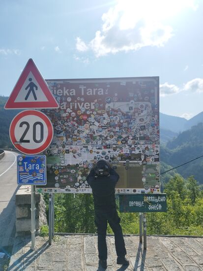 dann noch den obigatorischen USE Aufkleber angebracht un dann ab ins Gebirge. Spielen gehen. USE=United States of Europe