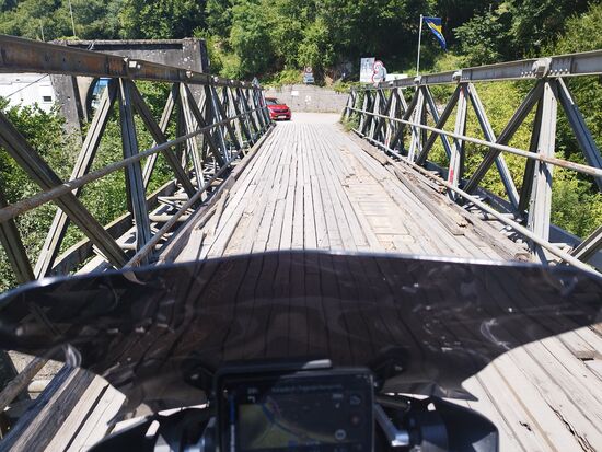 Brücke zwischen den Ländern, Montenegro und Bosnien-Herzigowina, katastrophaler Zustand, schwer zu fahren, vor allem mit Handy in der Hand.