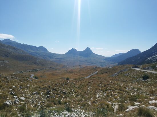 Beachte die Berge hinten in der Mitte.