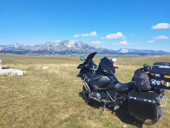 Durmitorgebirge mit Hochebene (1400-1800 Meter) auf über 80 Kilometern. 48 Gipfel über 2000 Meter. Durmitor Nationalpark, seit 1980 UNESCO WELT KULTURERBE.