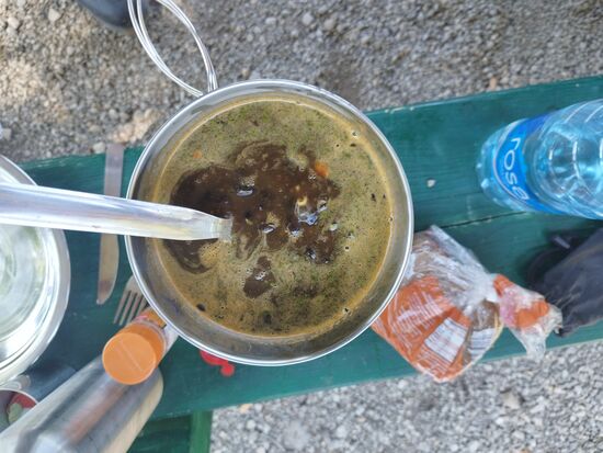 Auch selbst gekocht, schwarze Bohnen in Nudelsuppe mit Brathähnchengewürz und etwas Vollkornbrotstückchen. Kann ich sehr empfehlen, macht super satt, aber, auch mega durstig und fragt nicht, was in der Nacht in unserem Zimmer los war.