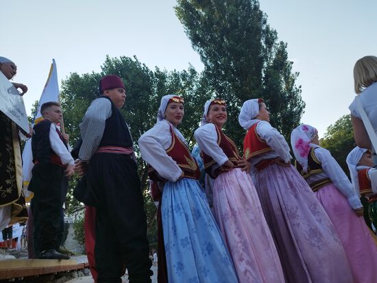 Volkstanzgruppen, direkt vorbei an meinem Liegestuhl.