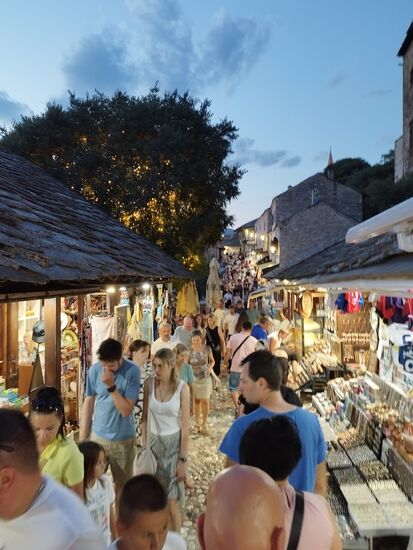 Völlig überfüllte Altstadt in Mostar.