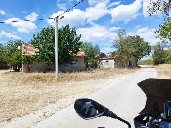 Eines von tausenden zerfallenen, verlassenen Häusern. Überall im Balkan.