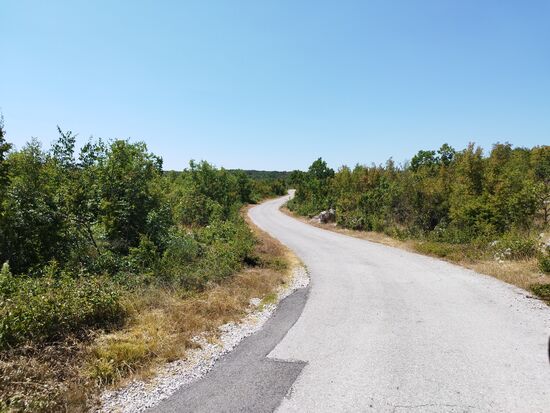 Endlose, schmale Straßen im Hinterland, bei plötzlichem Gegenverkehr auf deiner Seite oft gefährlich.