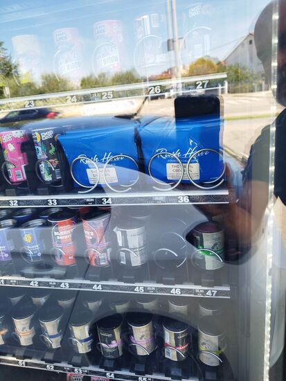 Sieh genau auf die blauen Tüten.