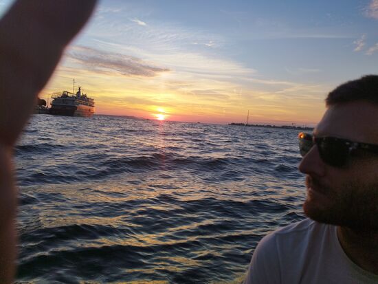 Überfahrt in die Altstadt mit einem kleinen Ruderboot.